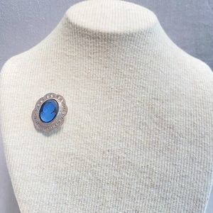 💎Cameo Brooch Silver Tone Trim Over Ice Blue Right Facing Female Profile